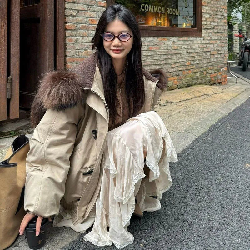 Damen Winterjacke Beige mit Kapuze und Kunstpelzbesatz, Knebelverschlüssen und Reißverschluss