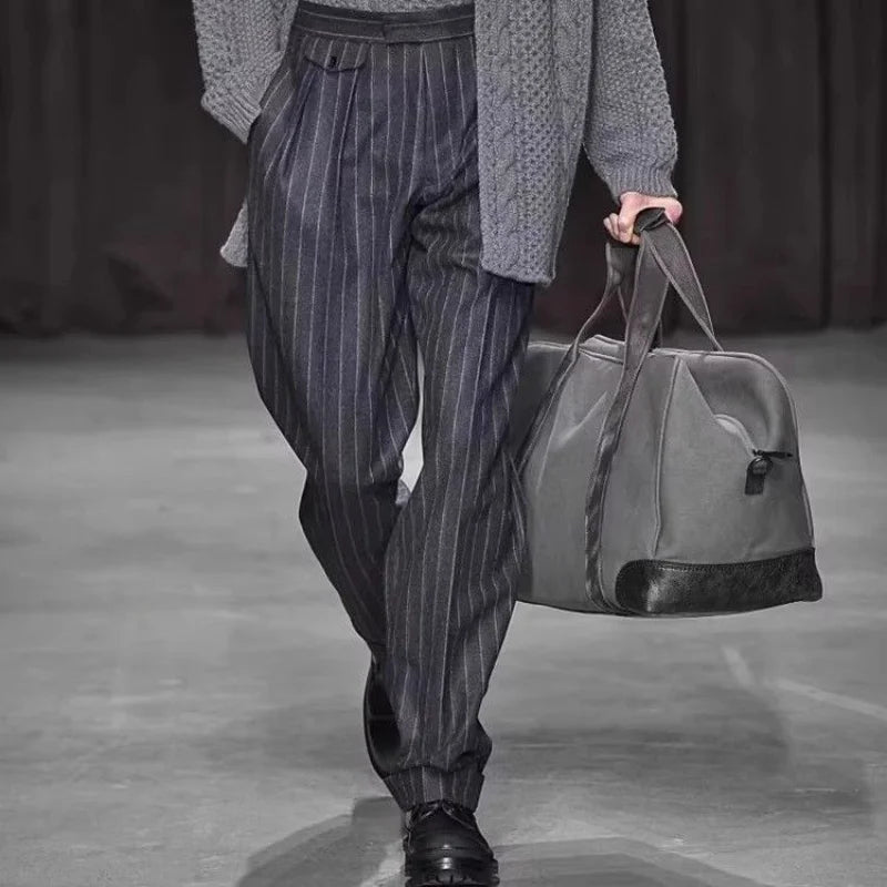 Nauwgestreepte pantalon voor heren, donkergrijs, met plooien en losse pasvorm