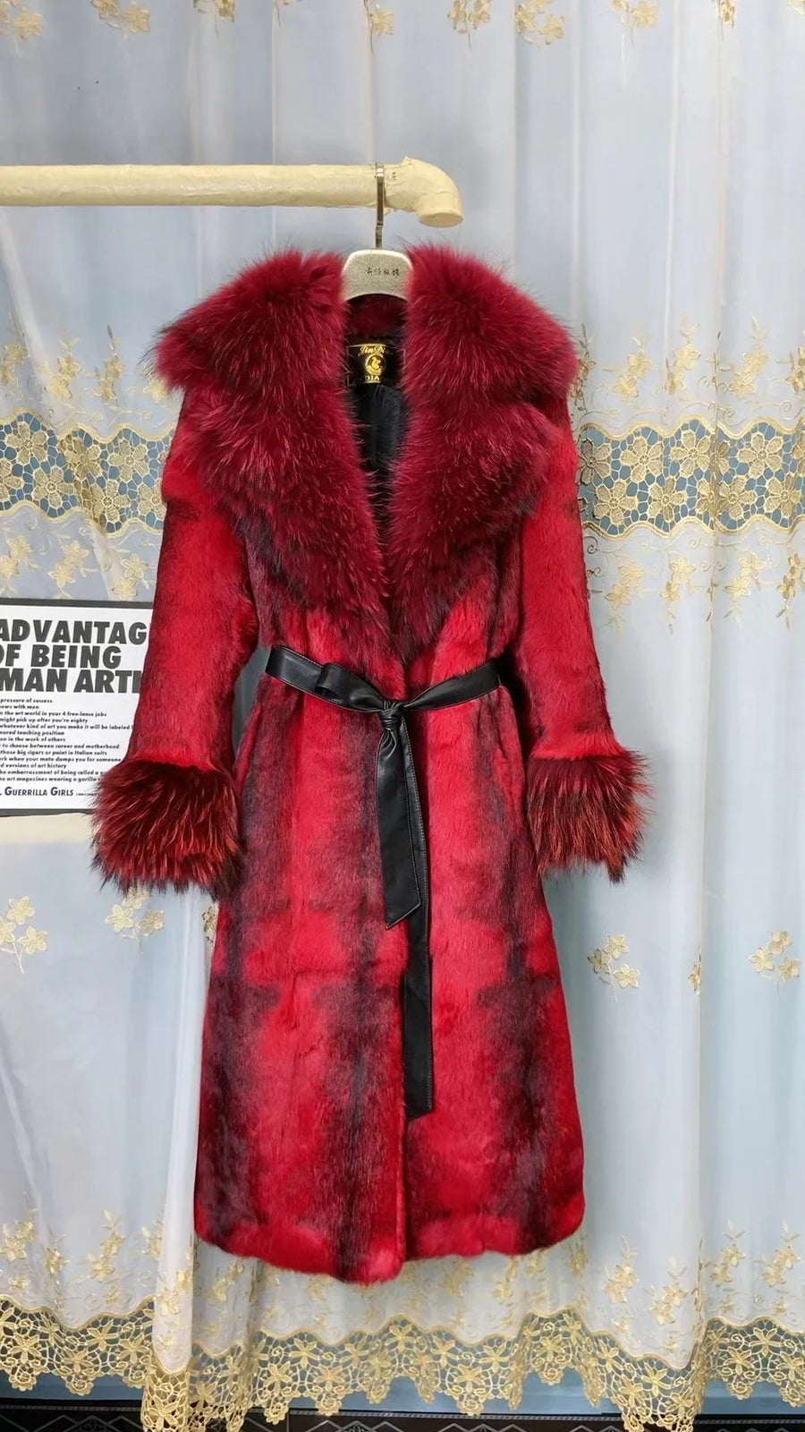 Damen Wintermantel aus Kunstpelz mit breitem Kragen und Gürtel