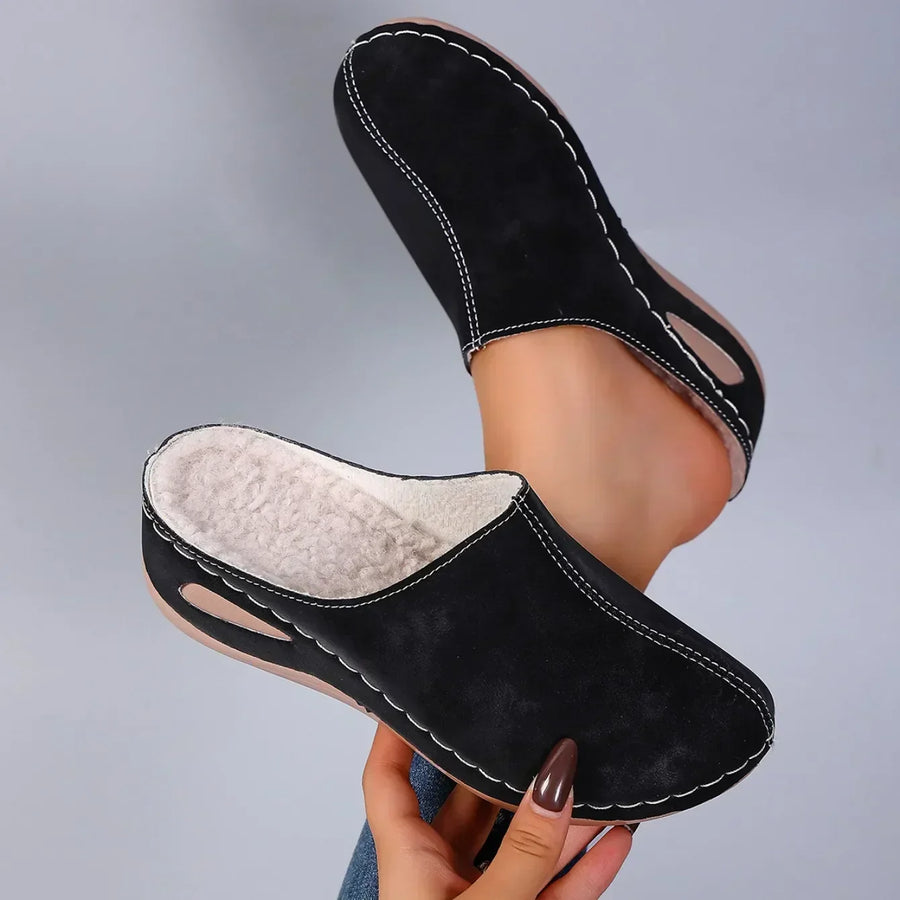 Gevoerde pantoffels voor dames van zacht materiaal met sierstiksels