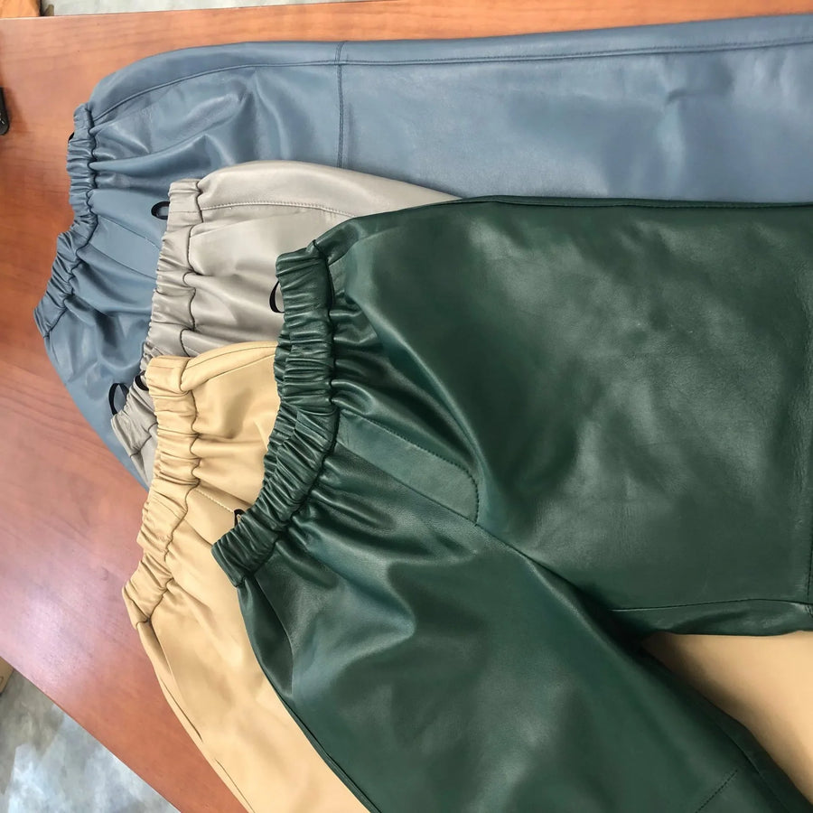 Damesbroek van imitatieleer met elastische tailleband en cropped model