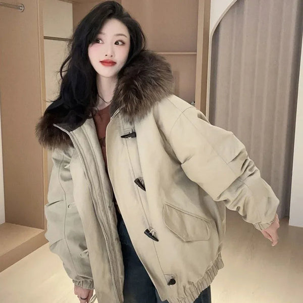 Beige dameswinterjas met capuchon en imitatiebontafwerking, houtje-touwtjesluitingen en ritssluiting