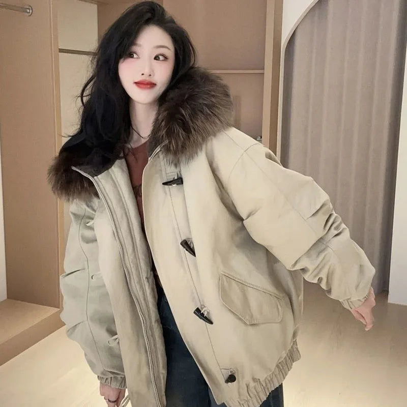 Damen Winterjacke Beige mit Kapuze und Kunstpelzbesatz, Knebelverschlüssen und Reißverschluss