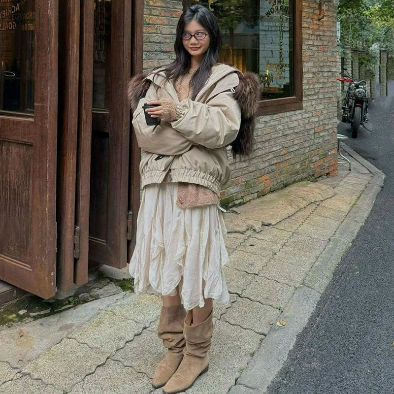 Damen Winterjacke Beige mit Kapuze und Kunstpelzbesatz, Knebelverschlüssen und Reißverschluss