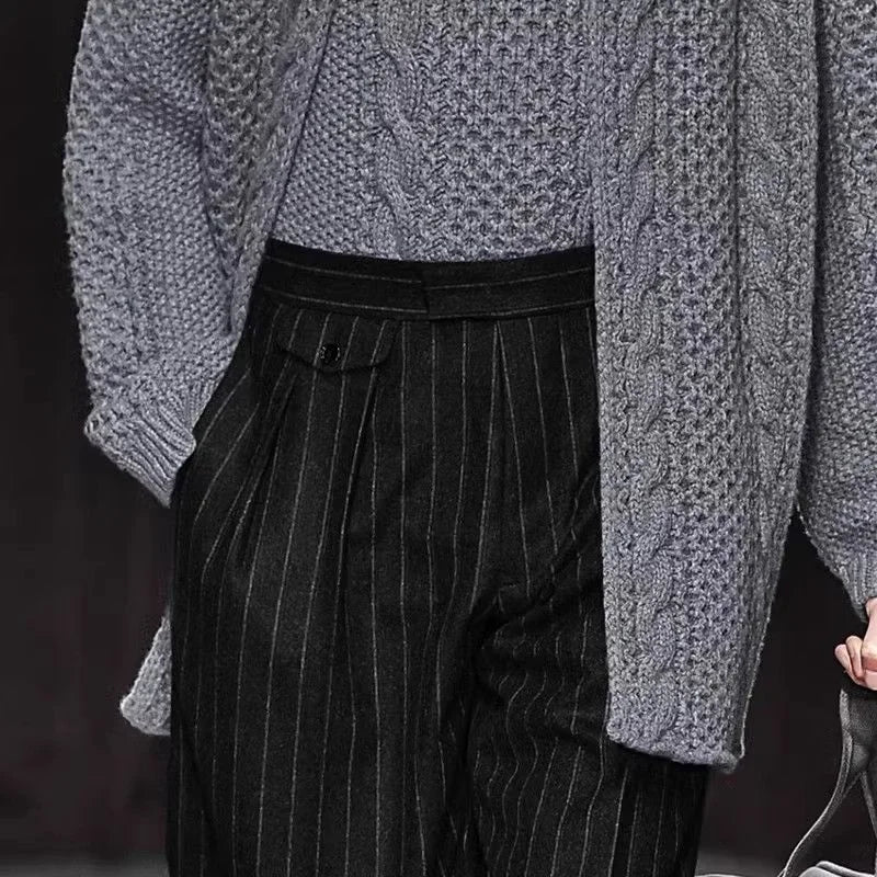 Nauwgestreepte pantalon voor heren, donkergrijs, met plooien en losse pasvorm