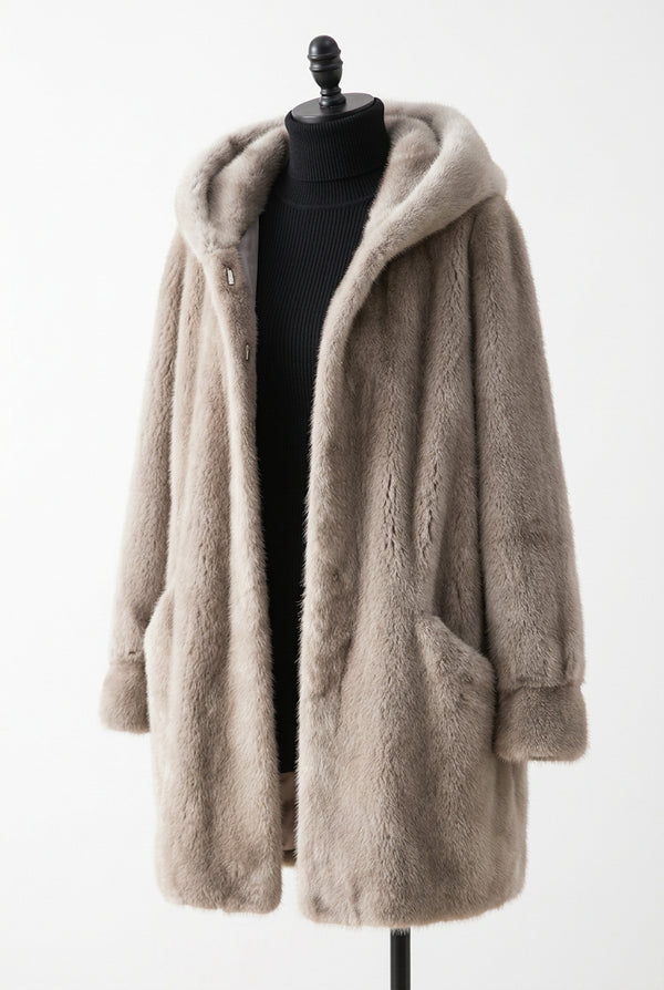 Beige damesjas met capuchon van zacht materiaal, met zakken, lang model