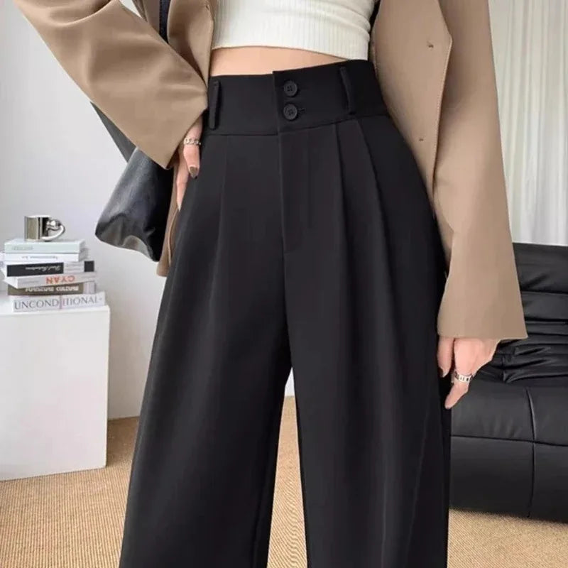 Damesbroek met wijde pijpen, hoge taille, plooien en knoopsluiting