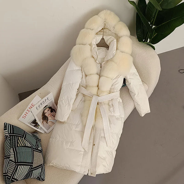 Lange dameswinterjas met capuchon, garnering van imitatiebont en ceintuur