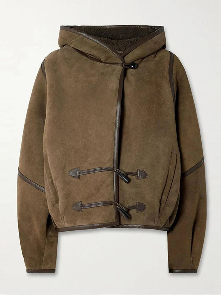 Gefütterte Kurzjacke mit Kapuze und Knebelverschlüssen