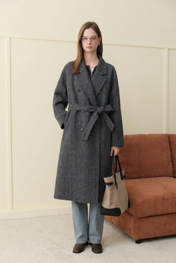 Lange damesmantel met dubbele rij knopen, wikkelontwerp en ceintuur