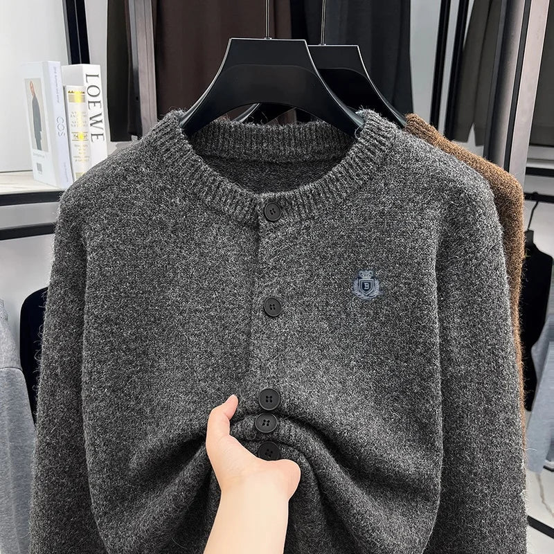 Herenvest met ronde hals, effen pullover met knopen en embleem
