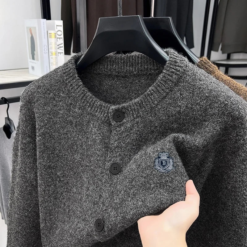 Herenvest met ronde hals, effen pullover met knopen en embleem