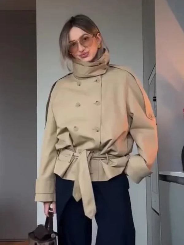 Korte damesjas in trenchcoatstijl, beige, met opstaande kraag en riem, double-breasted