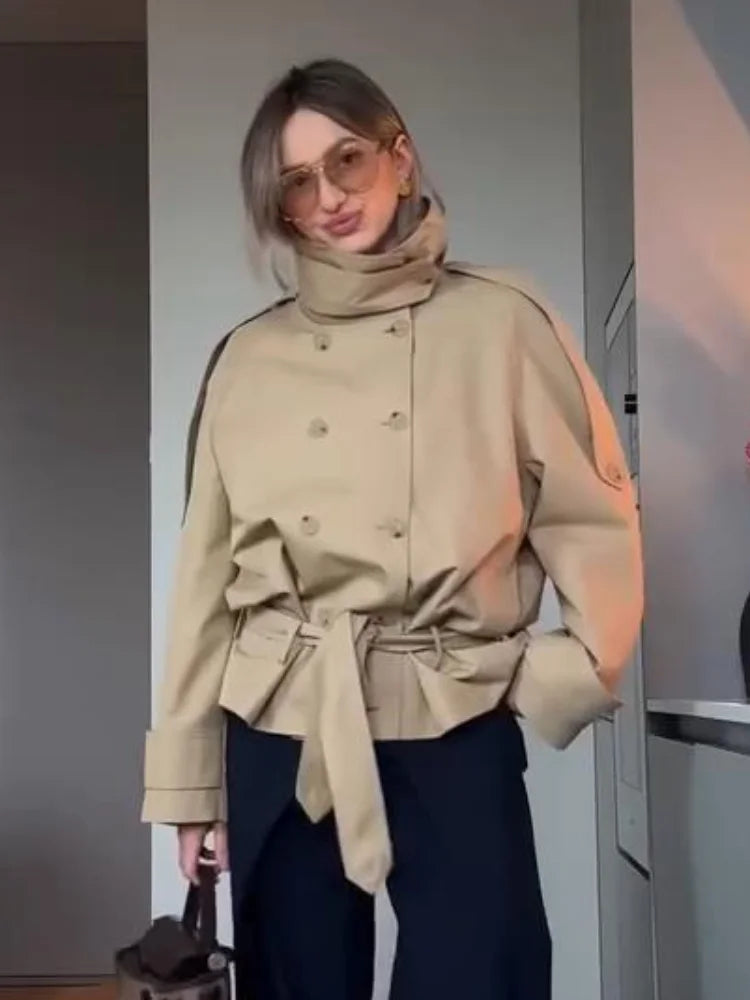 Kurze Damen Jacke Trench-Stil Beige mit Stehkragen und Gürtel Zweireihig