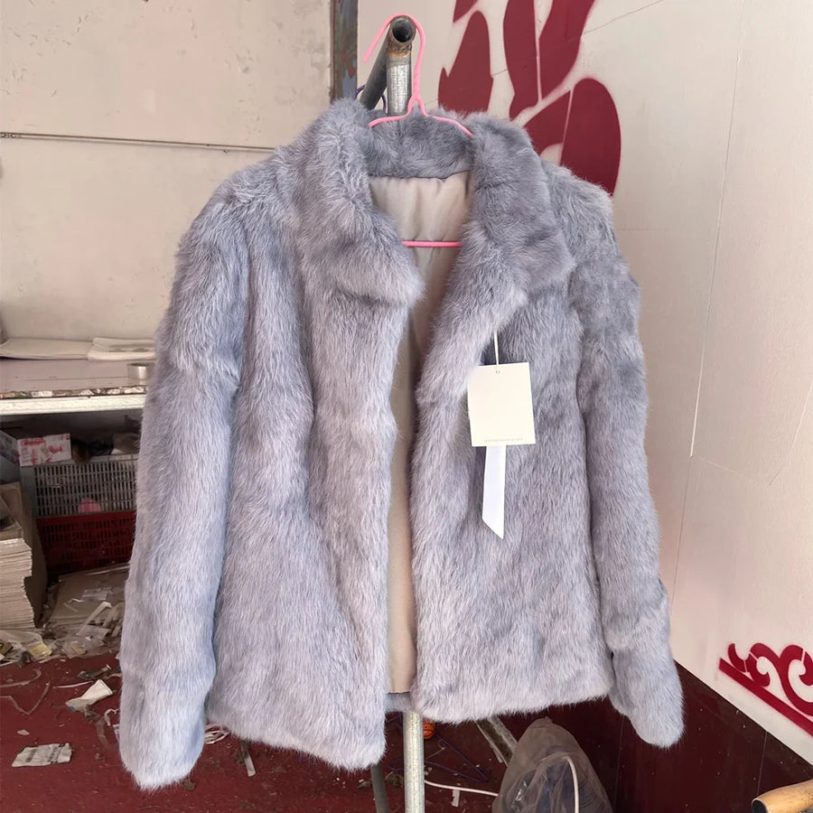 Damen Kurzmantel aus flauschigem Material mit Stehkragen