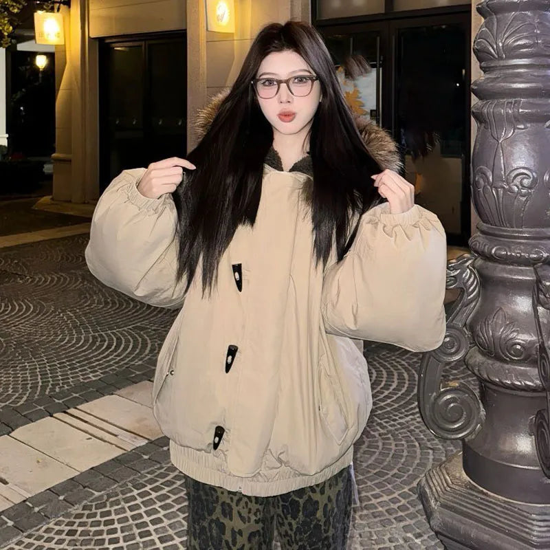Damen Winterjacke Beige mit Kapuze und Kunstpelzbesatz, Knebelverschlüssen und Reißverschluss