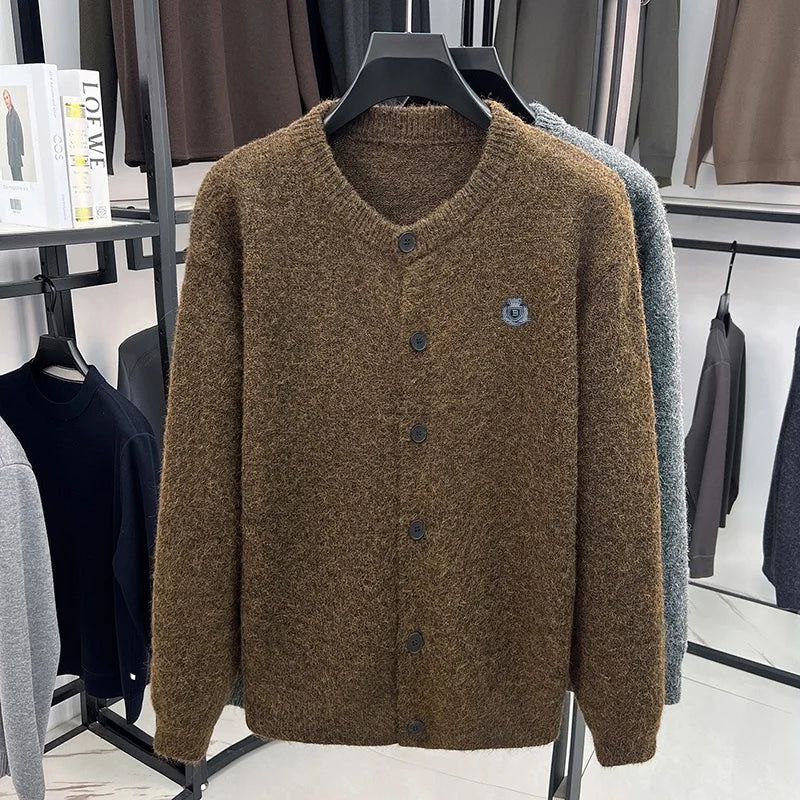Herenvest met ronde hals, effen pullover met knopen en embleem