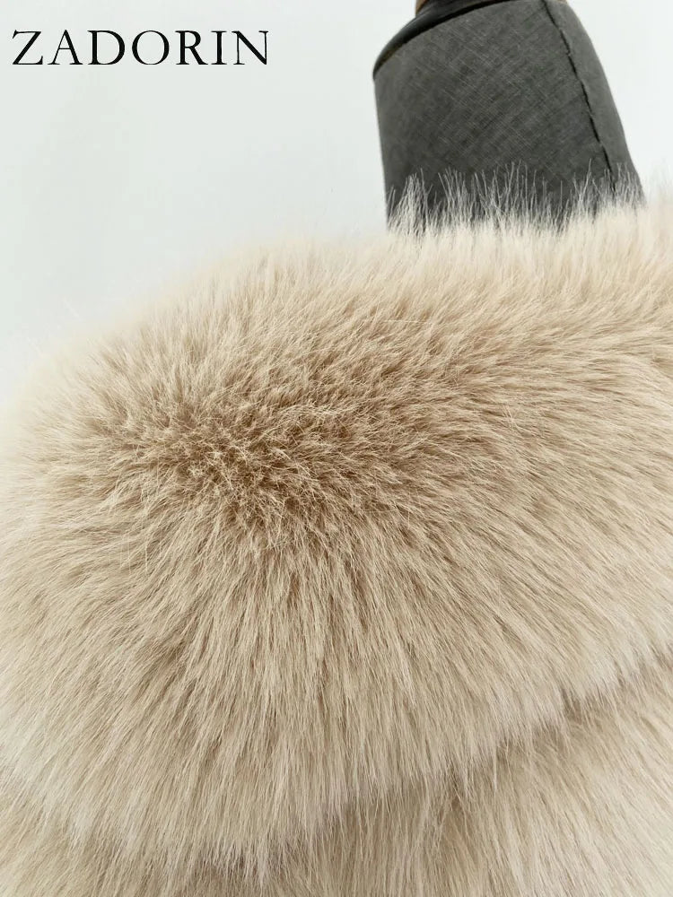 Damen Kapuzen Wintermantel aus Kunstfell in Blau mit horizontalen Segmenten