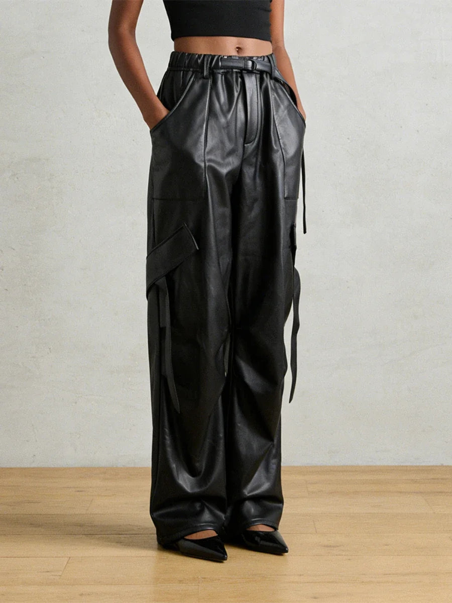 Cargobroek voor dames met wijde pijpen, zwarte glanzende look en hoge taille