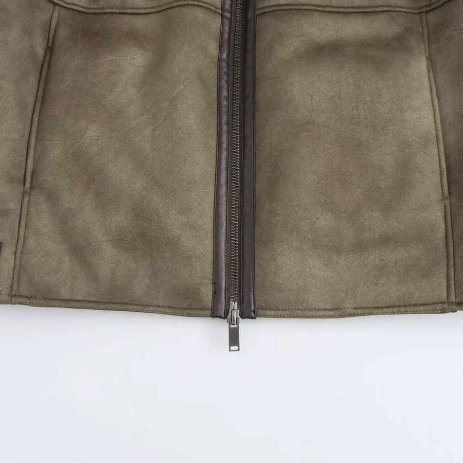 Kurze Kapuzenjacke olivgrün mit Teddyfutter Reißverschluss