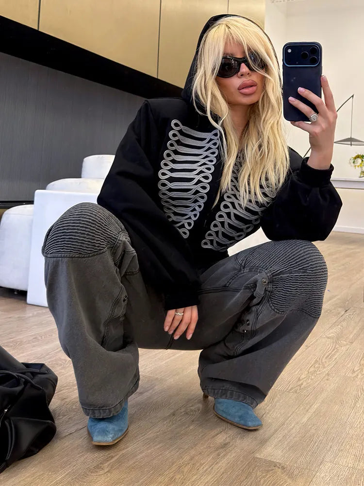 Kurze Damen Hoodie-Jacke mit Reißverschluss und dekorativen Applikationen