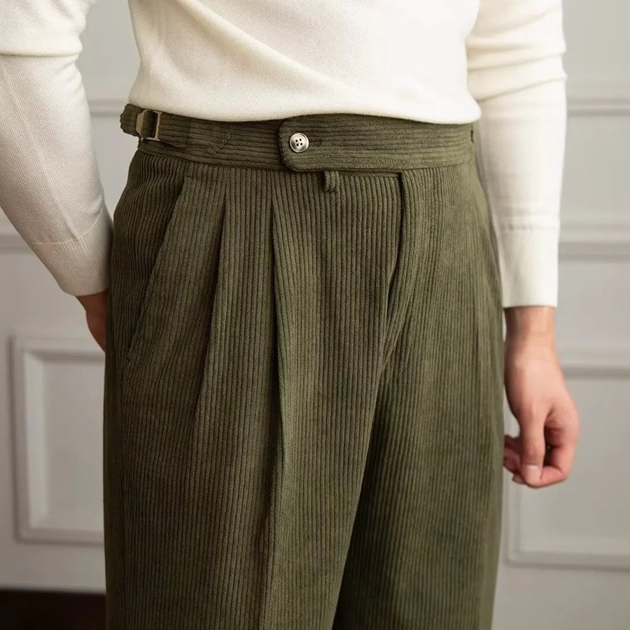 Herren Cordhose beige mit Bundfalten und Seitenschnalle, bequem