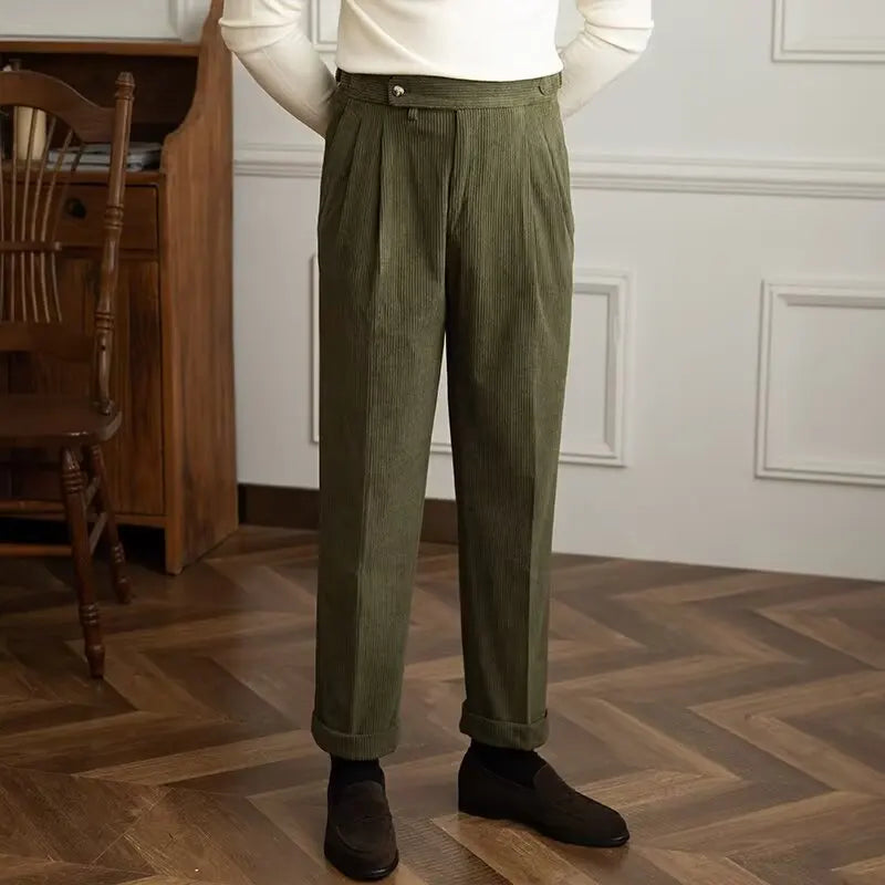 Herren Cordhose beige mit Bundfalten und Seitenschnalle, bequem