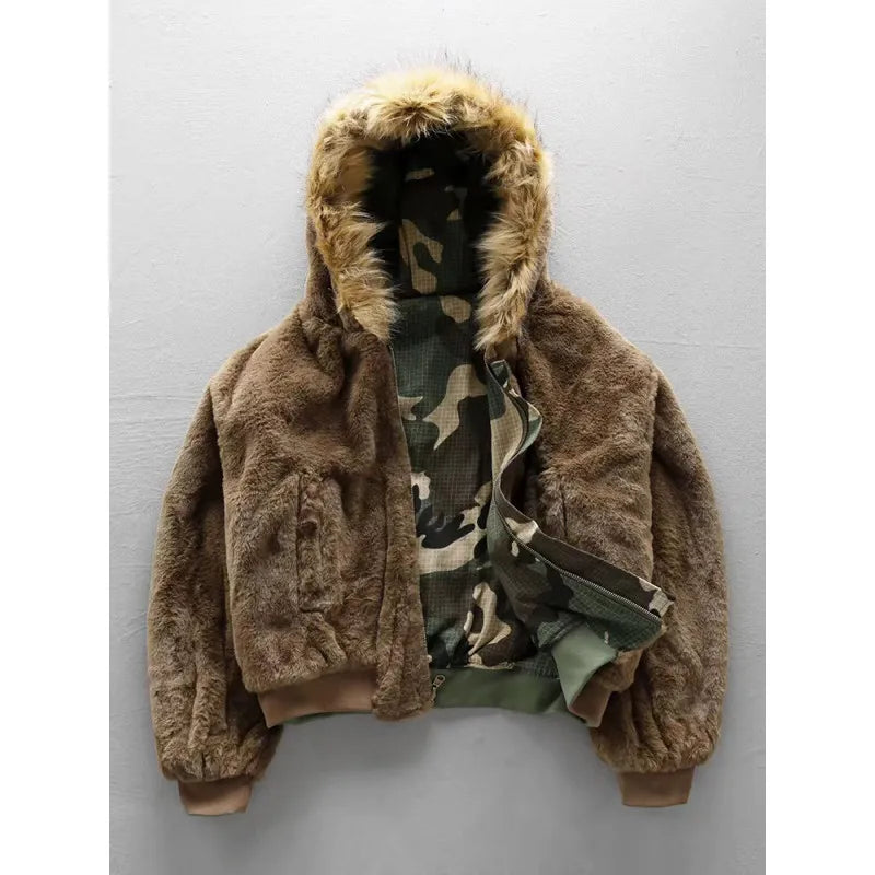 Kurze Bomberjacke aus Kunstfell mit Kapuze und Camouflage-Innenfutter