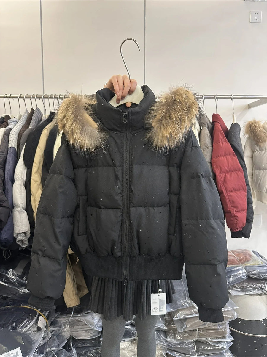 Kurze Damen Winter Daunenjacke mit Fellkapuze und Glitzer-Punkten