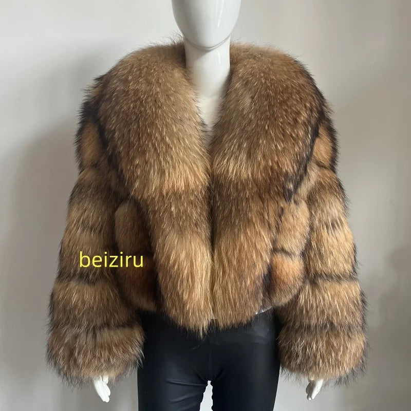 Kurze Damen Pelzjacke mit breitem Reverskragen in Braun- und Schwarztönen