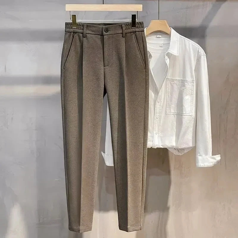 Unisex stoffen broek met elastische tailleband en persplooi, bruin
