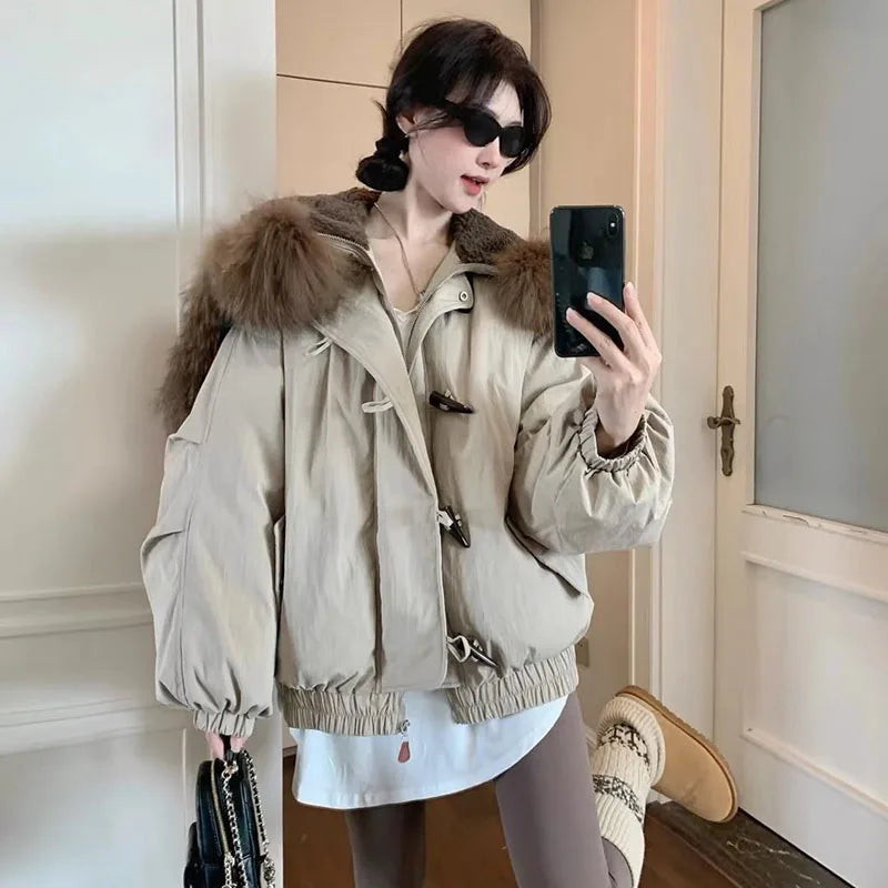 Damen Winterjacke Beige mit Kapuze und Kunstpelzbesatz, Knebelverschlüssen und Reißverschluss