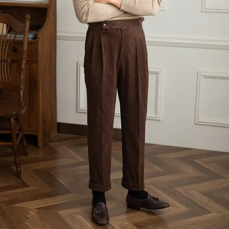 Herren Cordhose beige mit Bundfalten und Seitenschnalle, bequem