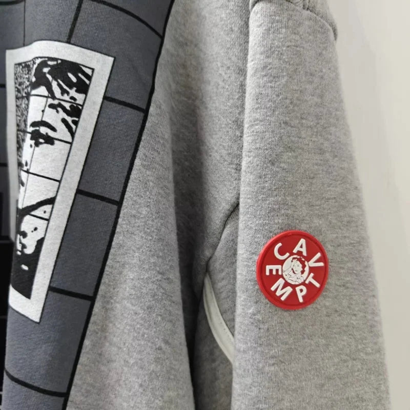 Uniseks sweatshirt met lange mouwen, ronde hals, grafische print en patch op de mouw