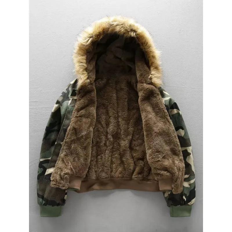 Kurze Bomberjacke aus Kunstfell mit Kapuze und Camouflage-Innenfutter