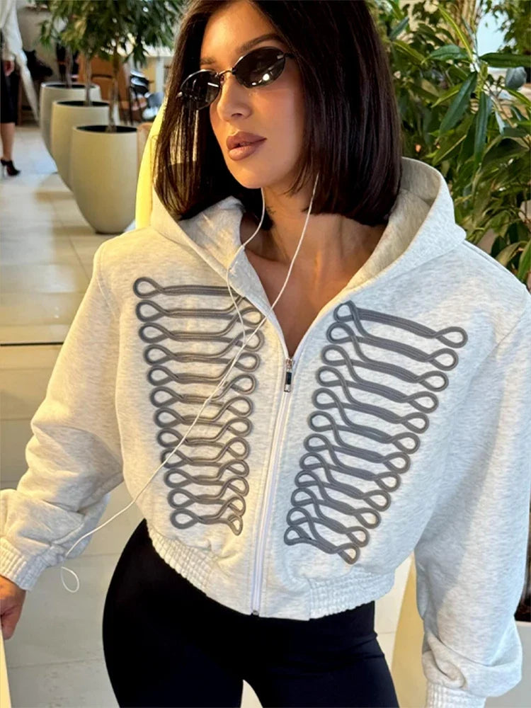 Kurze Damen Hoodie-Jacke mit Reißverschluss und dekorativen Applikationen