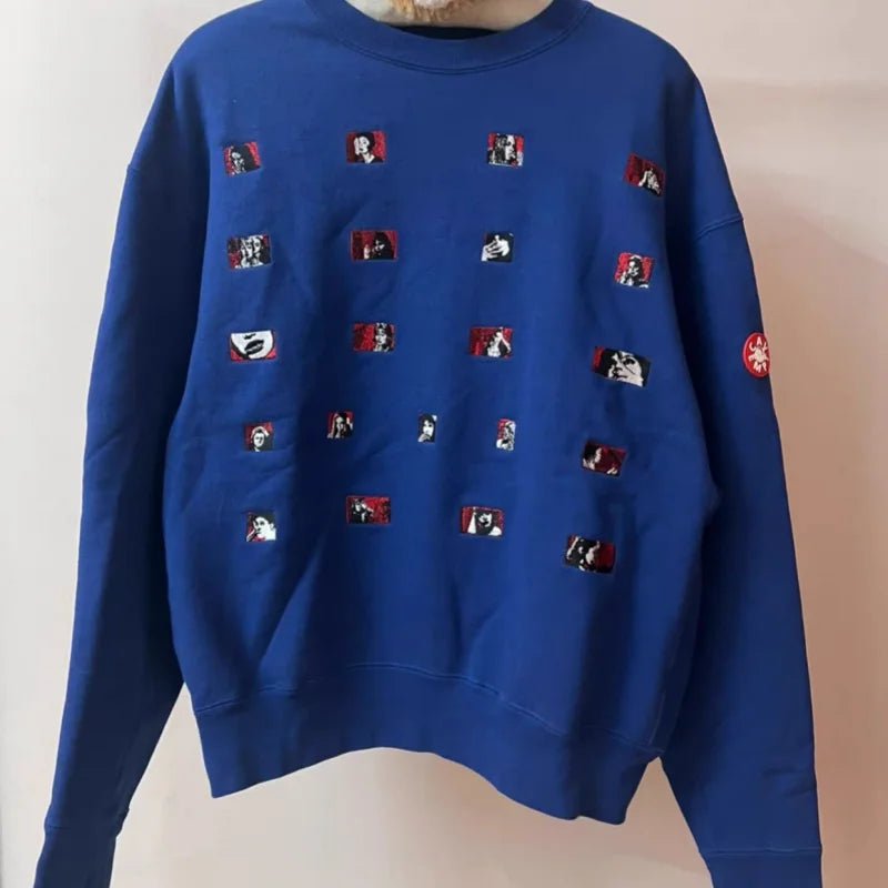 Uniseks sweatshirt met lange mouwen, ronde hals, grafische print en patch op de mouw