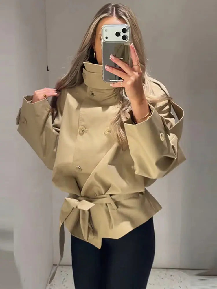 Kurze Damen Jacke Trench-Stil Beige mit Stehkragen und Gürtel Zweireihig