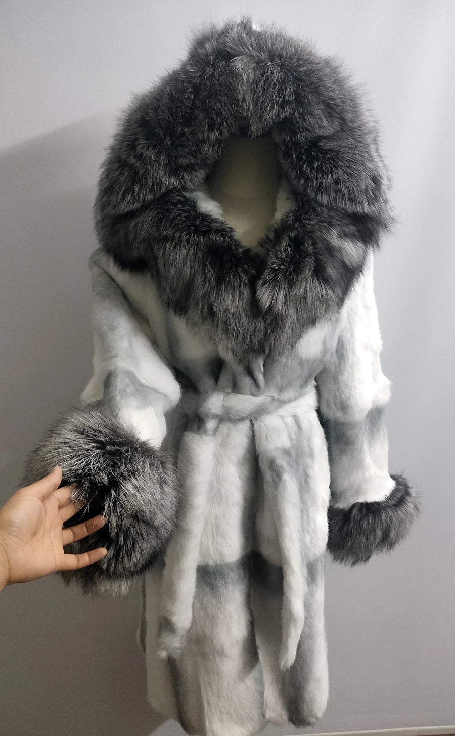 Damen Langer Mantel mit Kapuze, Pelzbesatz und Bindegürtel – Winter Parka