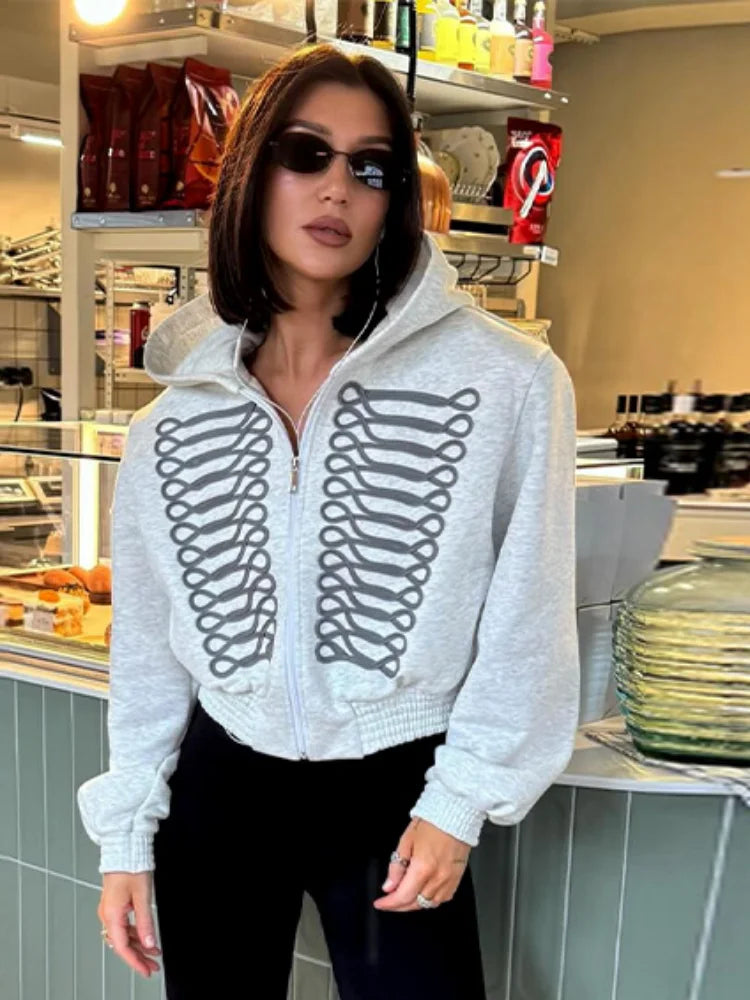 Kurze Damen Hoodie-Jacke mit Reißverschluss und dekorativen Applikationen