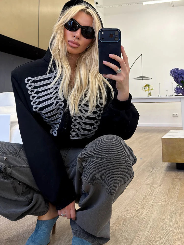 Kurze Damen Hoodie-Jacke mit Reißverschluss und dekorativen Applikationen