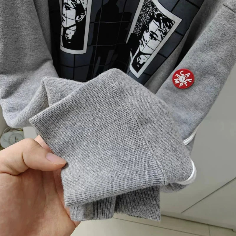 Uniseks sweatshirt met lange mouwen, ronde hals, grafische print en patch op de mouw