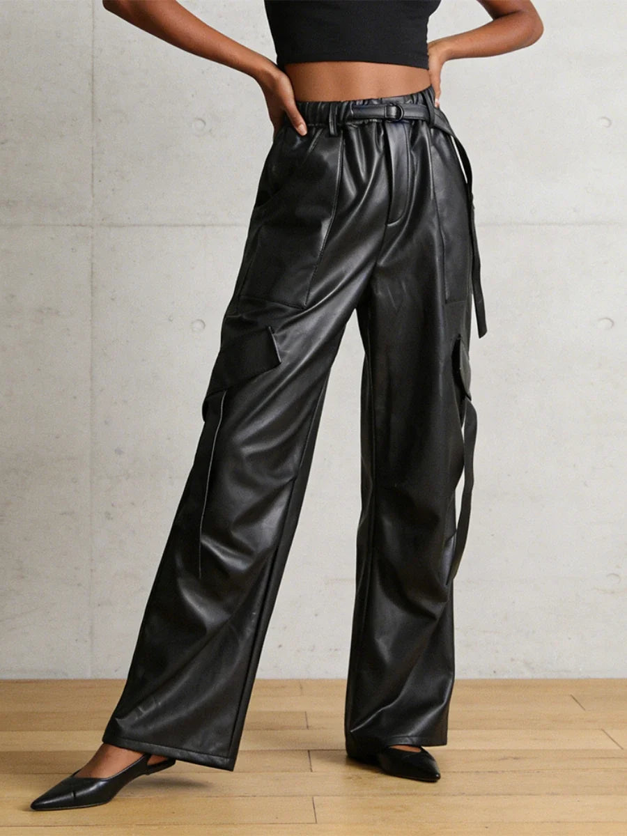 Cargobroek voor dames met wijde pijpen, zwarte glanzende look en hoge taille