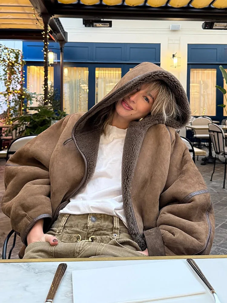 Gefütterte Kurzjacke mit Kapuze und Knebelverschlüssen