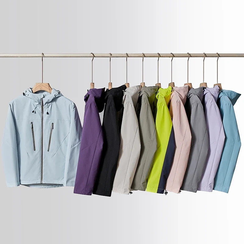 Unisex Outdoorjacke mit Kapuze, Reißverschlusstaschen und Kontrastdetails