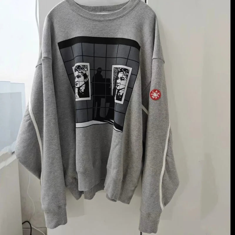Uniseks sweatshirt met lange mouwen, ronde hals, grafische print en patch op de mouw