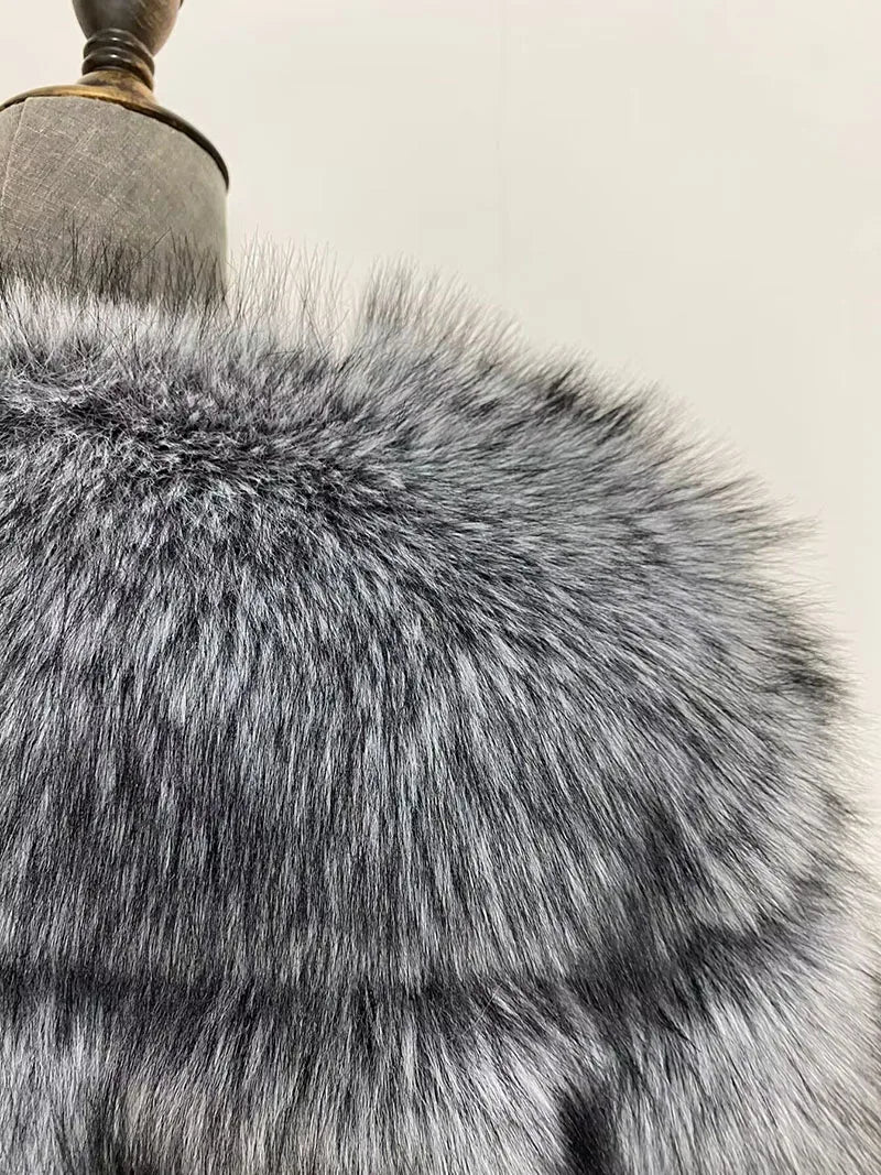 Damen Kapuzen Wintermantel aus Kunstfell in Blau mit horizontalen Segmenten