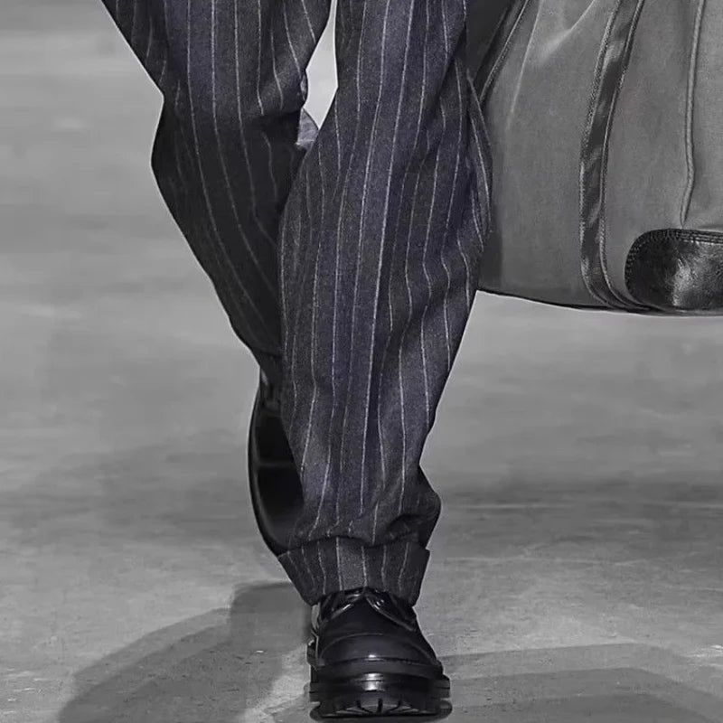 Nauwgestreepte pantalon voor heren, donkergrijs, met plooien en losse pasvorm