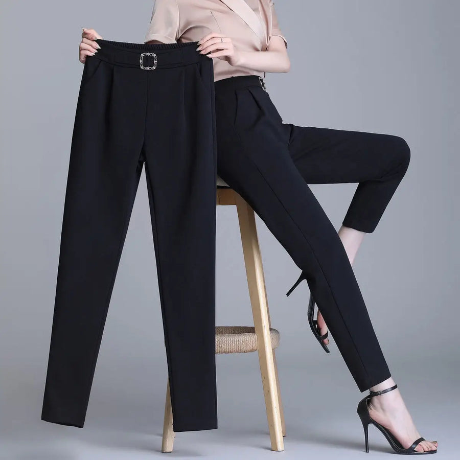 Dames pantalon met hoge taille en riemgesp, nauwsluitend gesneden