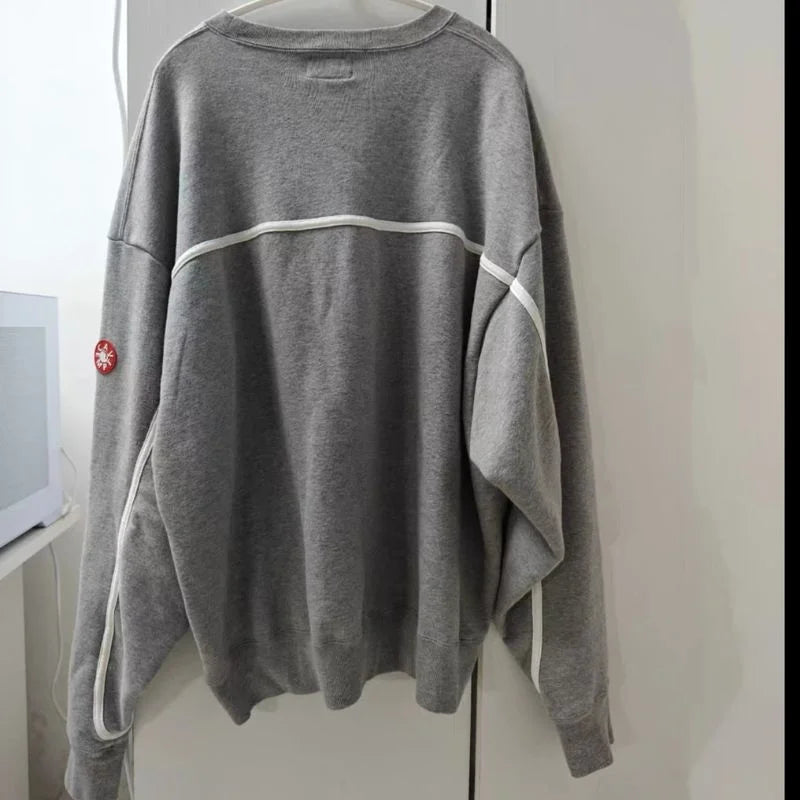 Uniseks sweatshirt met lange mouwen, ronde hals, grafische print en patch op de mouw